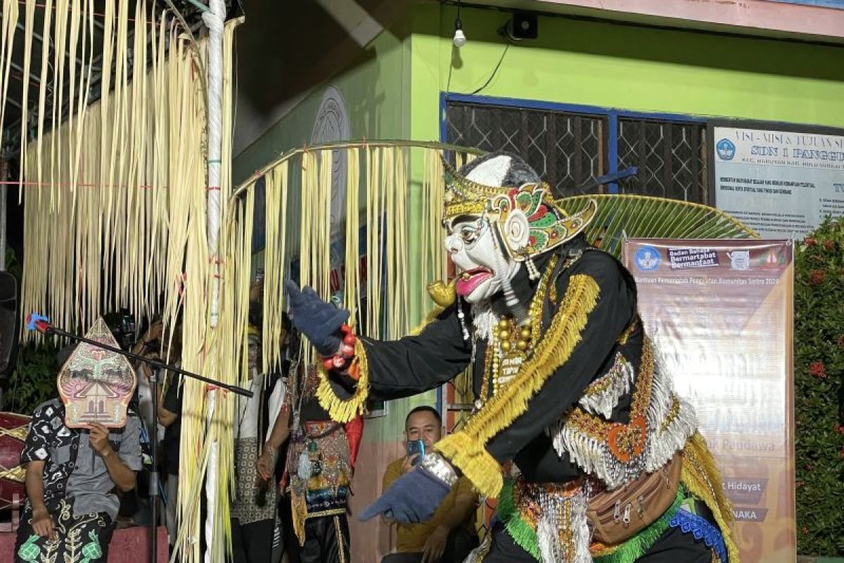 Menguak Pesona Wayang Topeng: Jejak Mistis dan Estetika dari Cirebon hingga Malang